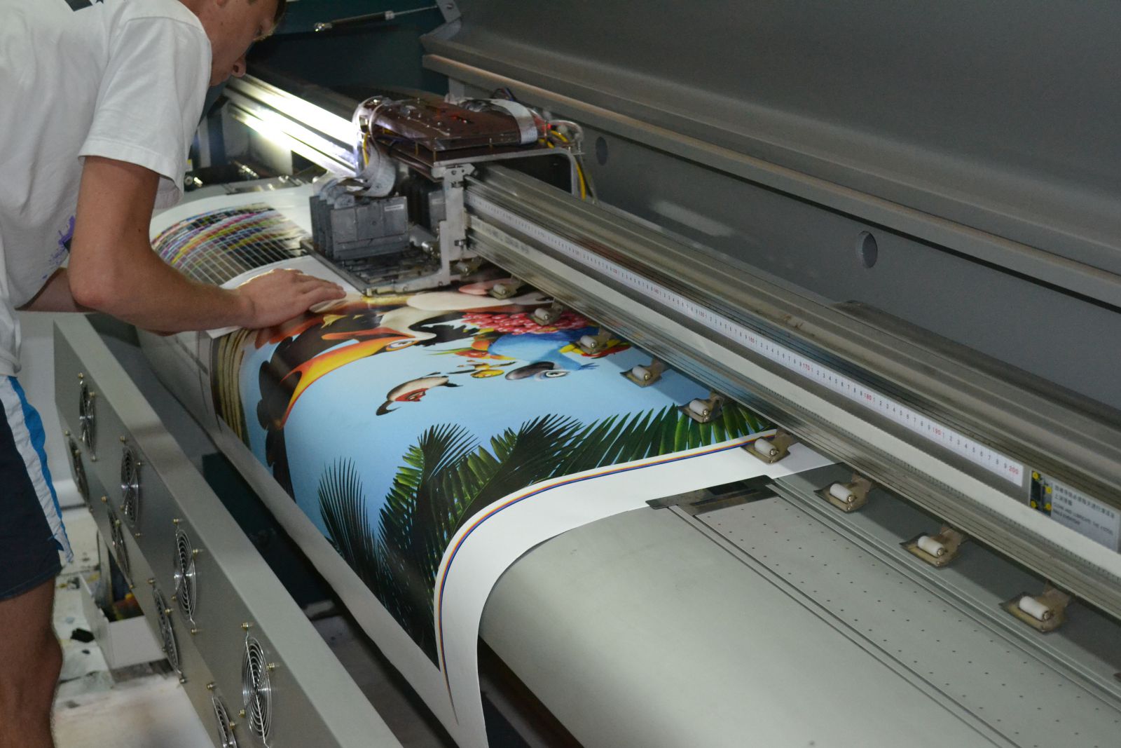 Как выполняется изготовление широкоформатной печати?